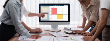 İnternet sitesinde canlı eleştiriler için çevrimiçi aplikasyon rezervasyon takvimi