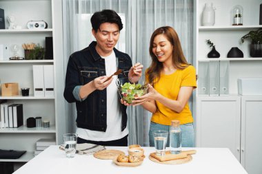 İki şef etkileyiciyle canlı yayında yemek pişirme programı. Evde kolay menü için soslu karışık salata öğretiyorlar. Ekmek ekmeği ve kepekli meze ile masaya yerleştirilen malzemeler. İnfobahn.