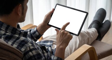 Tasarımınız için mod bilgisayardaki beyaz boş ekran monitör ekranında maket yapın