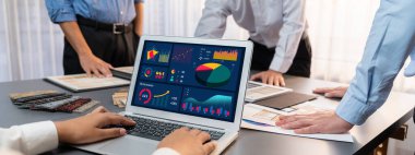 Masadaki bir grup iç mimar takımı dizüstü bilgisayarında mimari yazılım bulunan çeşitli ruh hali tahtası örneklerini seçiyor. Modern yenileme ve iç malzeme seçimi konsepti. İçgörü