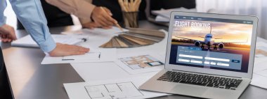 İç mimar tasarımcı grubu, daha kesin tasarım için planlar ve dizüstü bilgisayar ekran mimari yazılımı üzerinde birlikte tartışıyorlar. Modern ev tasarımı ve yenileme. İçgörü