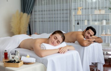 Kafkas çift müşterisi stres önleyici spa masajının keyfini çıkarıyor ve lüks otel veya oteldeki gündüz açık hava ortamında güzellik teniyle eğleniyor. Sessiz.