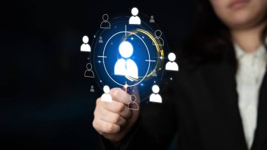 Müşteri hedeflemesi seyirciyi tanımlamaya yardımcı olur. Strateji hedefini geliştirir, müşteri hedeflemesi segmentasyonu destekler, kampanya hedefini arttırır ve müşteri hedeflemesi etkisini artırır. Latch