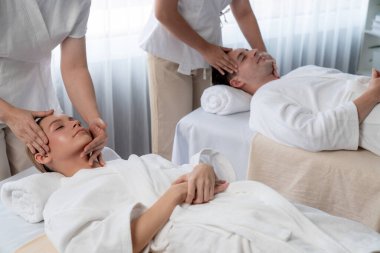 Kafkasyalı çift stres önleyici kafa masajının keyfini çıkarıyor ve lüks otellerde ya da otel spa salonlarında gündüz kaplıcalarında yüz güzelliği eğlencelerini şımartıyor. Sessiz.