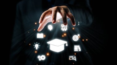 Bir el, eğitim ve yeniliği temsil eden, bilgi, öğrenme ve başarı kavramını modern bir bağlamda gösteren parıldayan dijital simgelere uzanıyor. Dörtgen