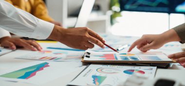 Yapay zeka araçlarının finansal performans takibini ve kurumsal karar verme mekanizmasını geliştirdiği modern bir çalışma alanı. Noogenesis Yapay Zeka