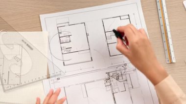 Akıllı mimar ya da akıllı mühendisin ölçüm aracı ve mimari ofisindeki inşaat doğruluğu için plan üzerinde bölücü el yazısı detaylarını kullanmasının videosu. Eline odaklan. - Yakın çekim. Tanımlama.