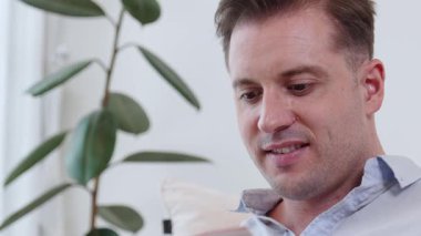 Elinde kahve fincanı olan bir adam, ders kitabı okur, sosyal ve mesleki teknoloji bilgisini arttırır ya da çocukları iyi bir yetişkin olarak yetiştirerek akıllı bir baba olur. Hayat boyu öğrenme konsepti. Uyumsuzluk.