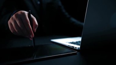 Sosyal medya etkileşimi dijital simgeler sosyal medya pazarlaması kavramını gösteriyor. Çevrimiçi ilişkiler, pazarlamayı etkileme ve modern bağlantı teknolojisi. Elide