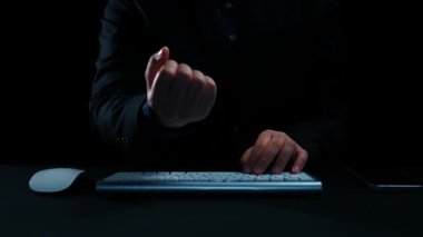 AI, müşteri deneyimini ve yapay zeka ekomünikasyon başarısını optimize etmek için akıllı ürün tavsiyeleri, yapay zeka otomatik alışveriş kararları ve yapay zeka ekomüniklerini sağlayarak ekomünikasyonu dönüştürür. Elide