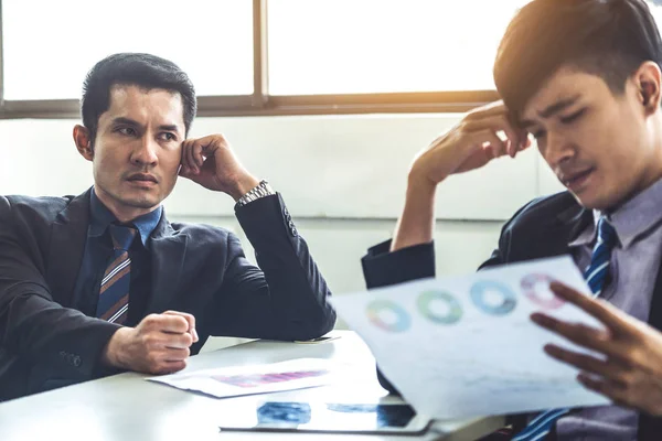 Unglucklicher Geschaftsfuhrer Und Junger Geschaftsmann Depressiv Treffen Stock Photo 282166004