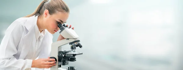 Chercheur Scientifique Utilise Le Microscope En Laboratoire Travailleur Education Stock Photo Chercheur Scientifique Utilise Le Microscope En Laboratoire Travailleur Education Stock Photo